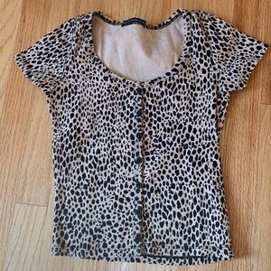 Brandy Melville. No rips, tears or stains.
Barely worn. Sm buttons (7) on front.